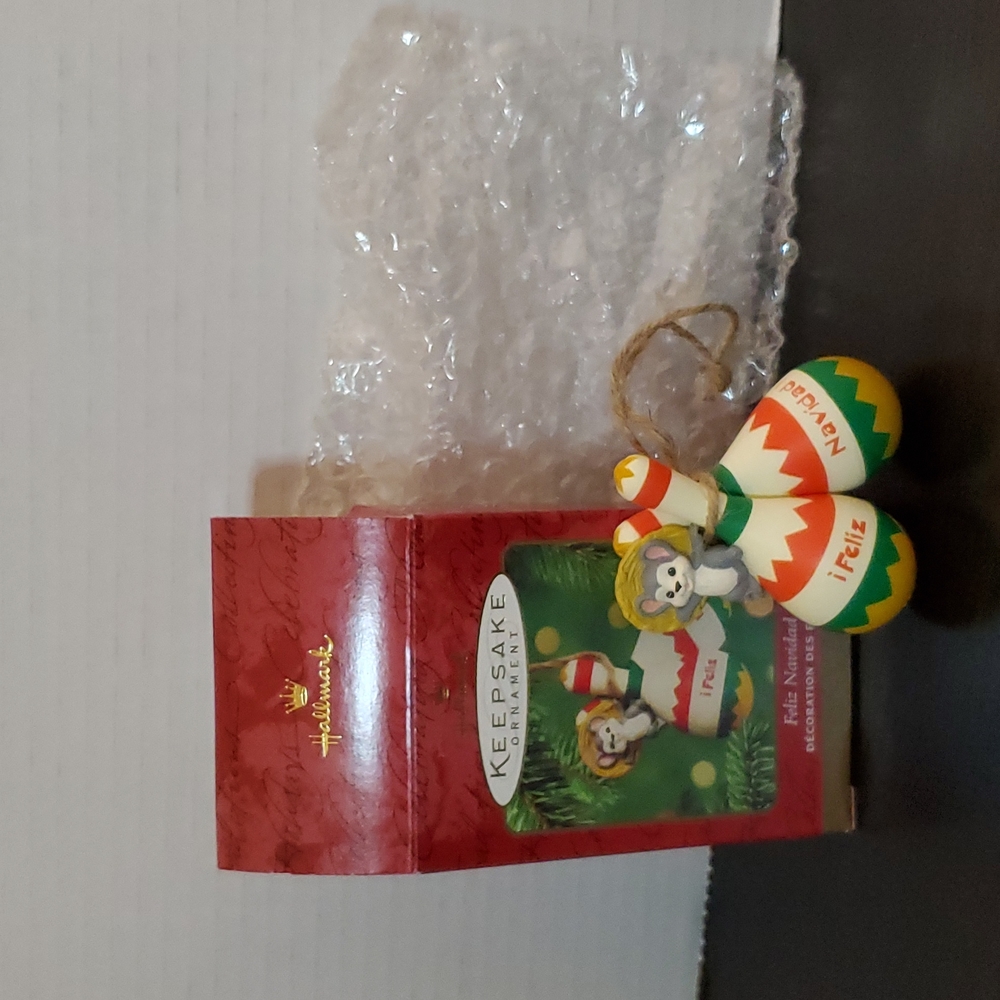 Vintage Hallmark Keepsake Ornament Feliz Navidad Maracas Ornament 2000 - Picture 4 of 6